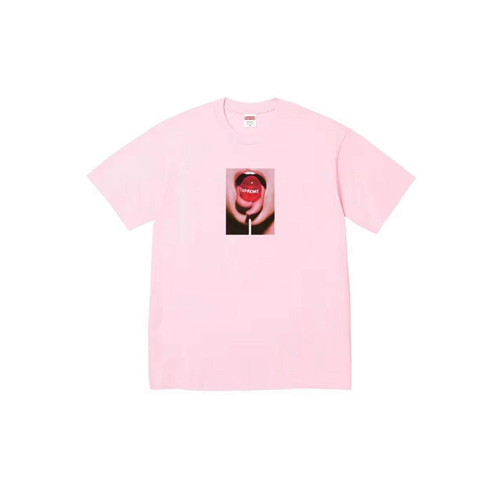 款号M117#p40💰 Supreme FW24 2024秋季T恤系列 WEEK8 Lollipop Tee 品牌logo图案印花舒适圆领短袖T恤 男女同款 宽松版型 采用260克精梳棉双纱 从面 - view 4